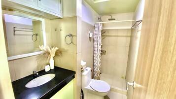 Chuveiro, sabonete, shampoo, papel higiênico