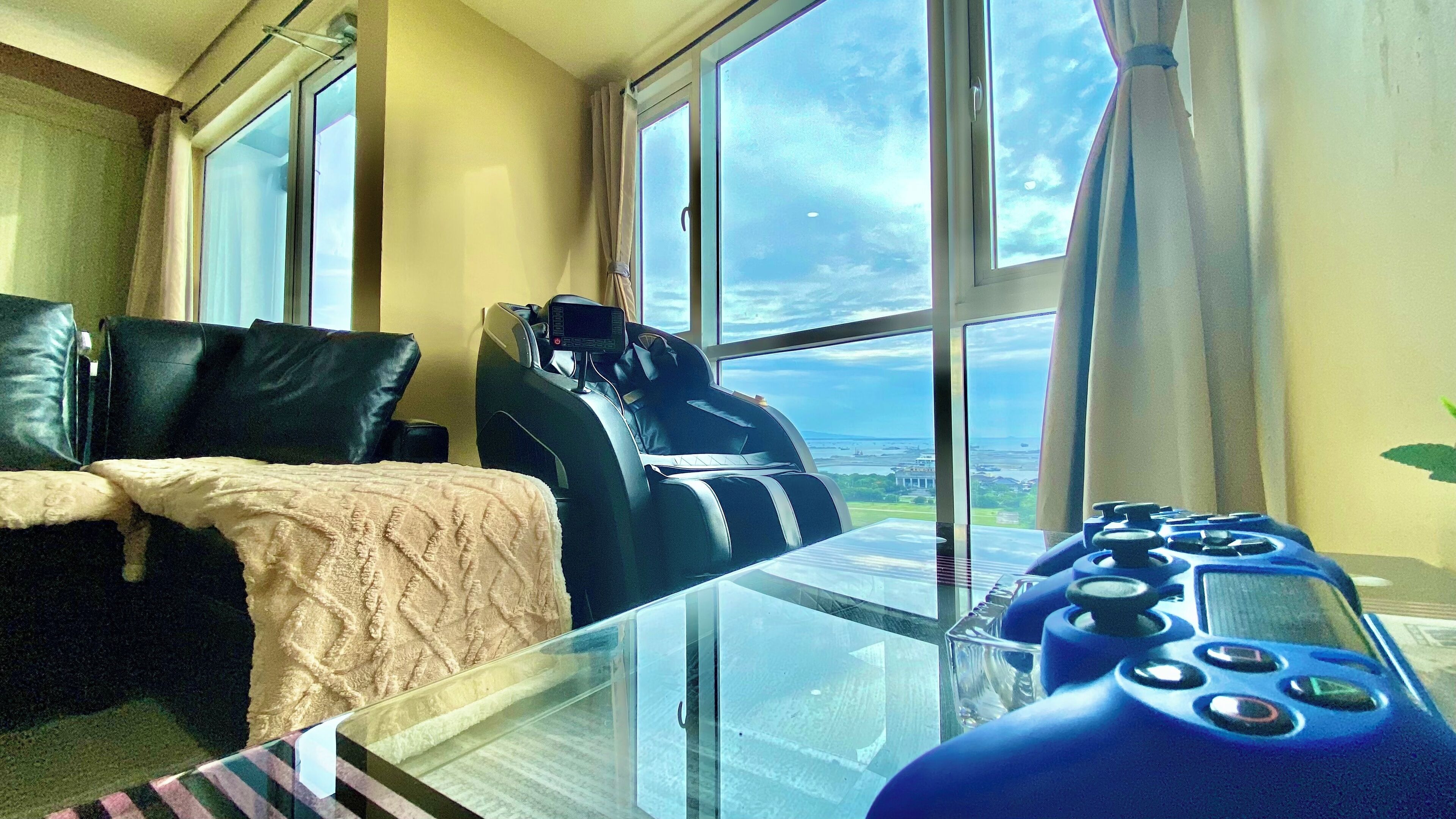 Executive Condo, City View | Living area