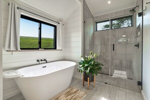 Shower, jetted tub, hair dryer, towels - Sun Valley Overlook A-Frame | Wow Views + Hot Tub (Augusta)
