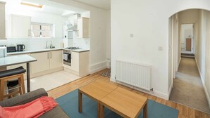 A modern apartment with a kitchen, dining area, and a living room. - Super 2BD Maisonette in Queens Park, Maida Vale (London)
