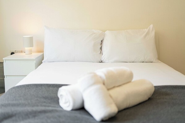 2 chambres, bureau, fer et planche à repasser, lit parapluie