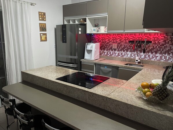 Microwave, oven, stovetop, dishwasher - Summer house, perfect for large families (Pontal do Paraná)