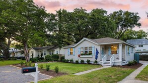A single-story house with a front porch, a mailbox, and a well-maintained lawn. - The Powder Cottage by Avantstay Heart of Old Mt. Pleasant Near Sullivans (Mount Pleasant)