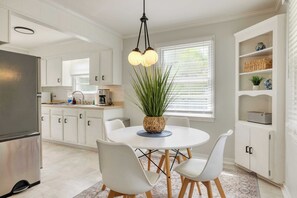 Interior - The Powder Cottage by Avantstay Heart of Old Mt. Pleasant Near Sullivans (Mount Pleasant)