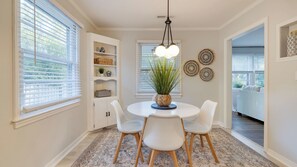 Interior - The Powder Cottage by Avantstay Heart of Old Mt. Pleasant Near Sullivans (Mount Pleasant)
