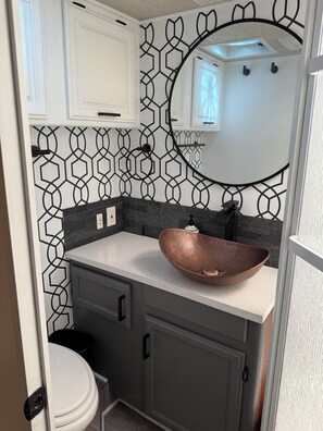Bidet, towels, soap, shampoo - Modern RV on a serene, adventure filled property with AC, WiFi (Spokane)