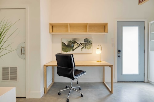 The Cannon Cottage by Avantstay Old Mt. Pleasant Gem Near Sullivans Island