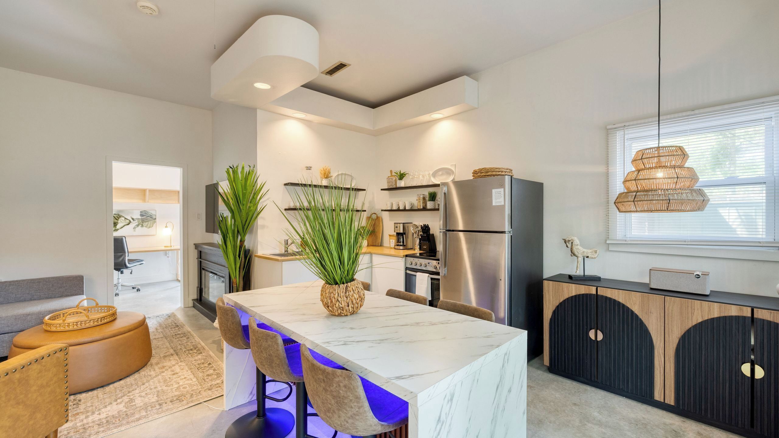 Kühlschrank, Ofen, Herdplatte, Kochgeschirr/Geschirr/Besteck