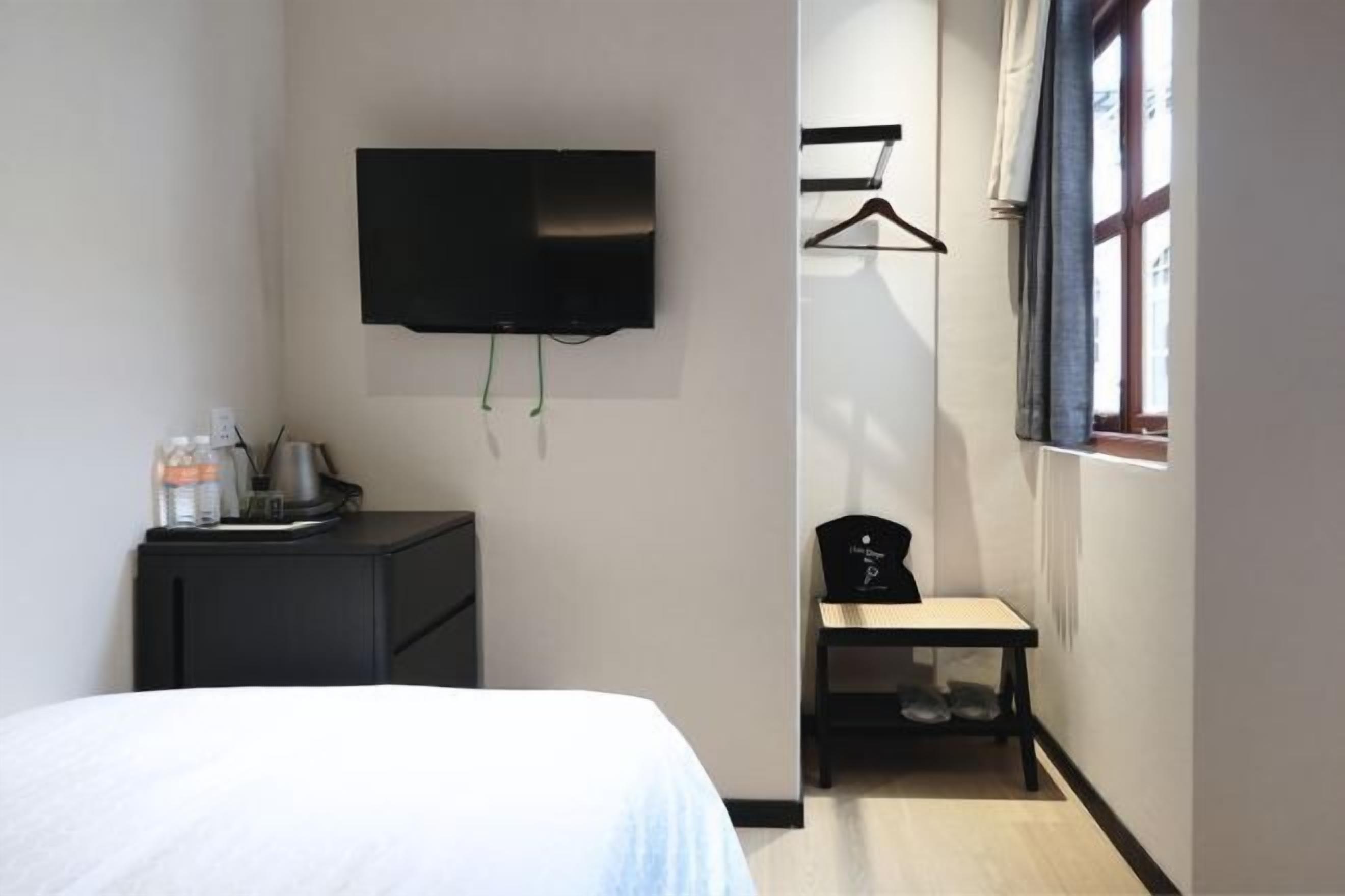 Skrivebord, skrivebord for bærbar PC, wi-fi (inkludert) og sengetøy