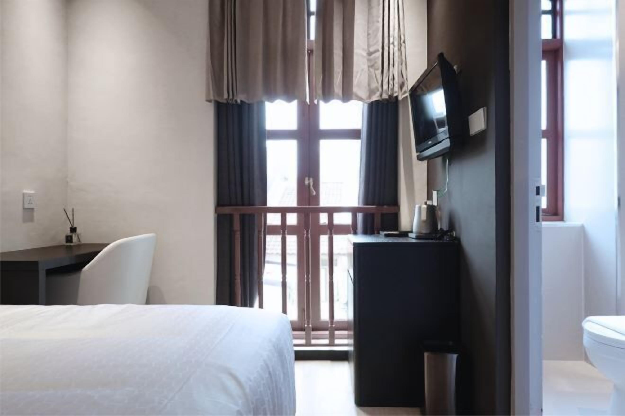 Desk, laptop workspace, free WiFi, bed sheets