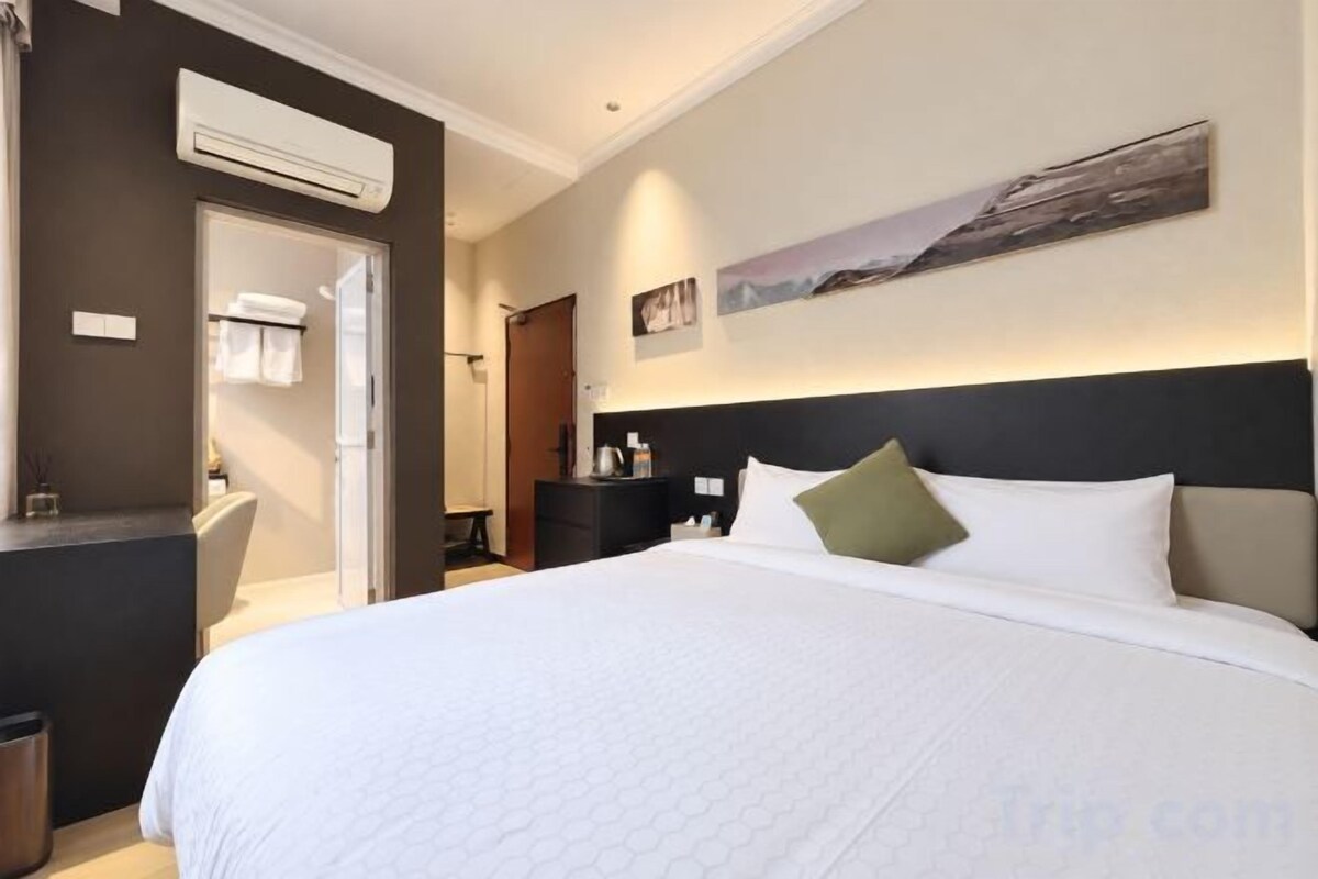 Desk, laptop workspace, WiFi (free), bed sheets