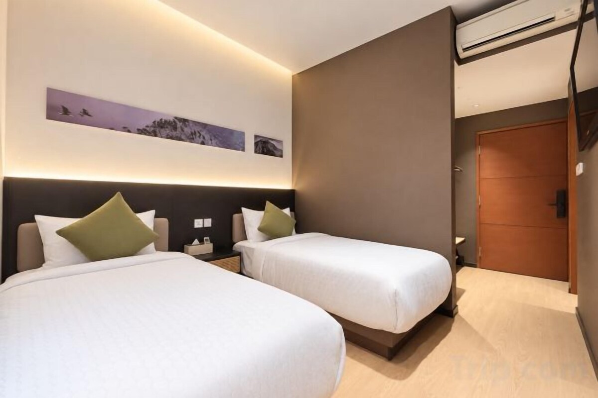 Desk, laptop workspace, free WiFi, bed sheets