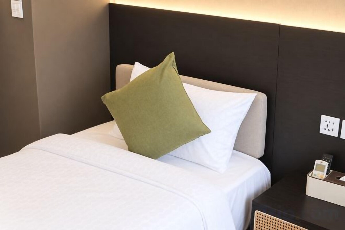 Desk, laptop workspace, WiFi (free), bed sheets