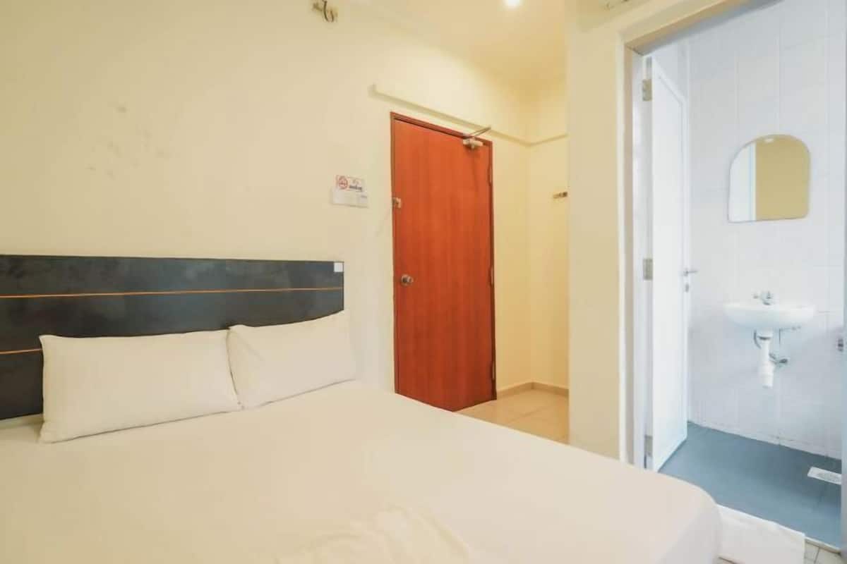 Desk, laptop workspace, free WiFi, bed sheets