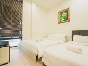 Deluxe Triple , Window | Desk, laptop workspace, free WiFi, bed sheets