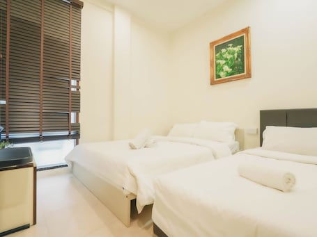 Escritorio, espacio para trabajar con laptop y wifi gratis