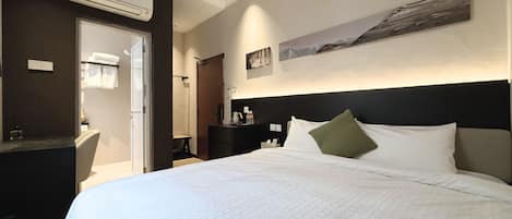 Deluxe King, Window | Desk, laptop workspace, free WiFi, bed sheets