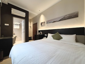 Deluxe King, Window | Desk, laptop workspace, free WiFi, bed sheets