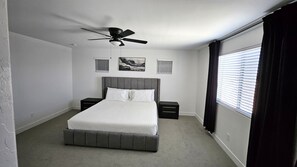 4 bedrooms, iron/ironing board, WiFi, bed sheets - Spacious 4-bedroom house in Glendale with WiFi, 86-in TV, & 3-hole golf putting. (Glendale)