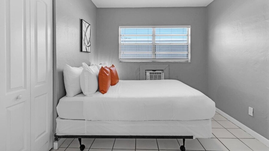 Cozy 1BR Retreat 6 Mins to Beach Free Parking