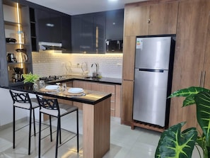 Microondas, placa de cocina, lavavajillas