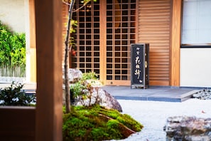 Exterior detail - Kyoto Omuro Kadensho (Kyoto Ukyo Ward)