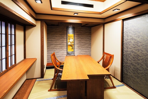 Premium Twin Room, Non Smoking (Adults only) | Desk