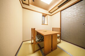 Deluxe Twin Room, Non Smoking (Adults only) | Desk