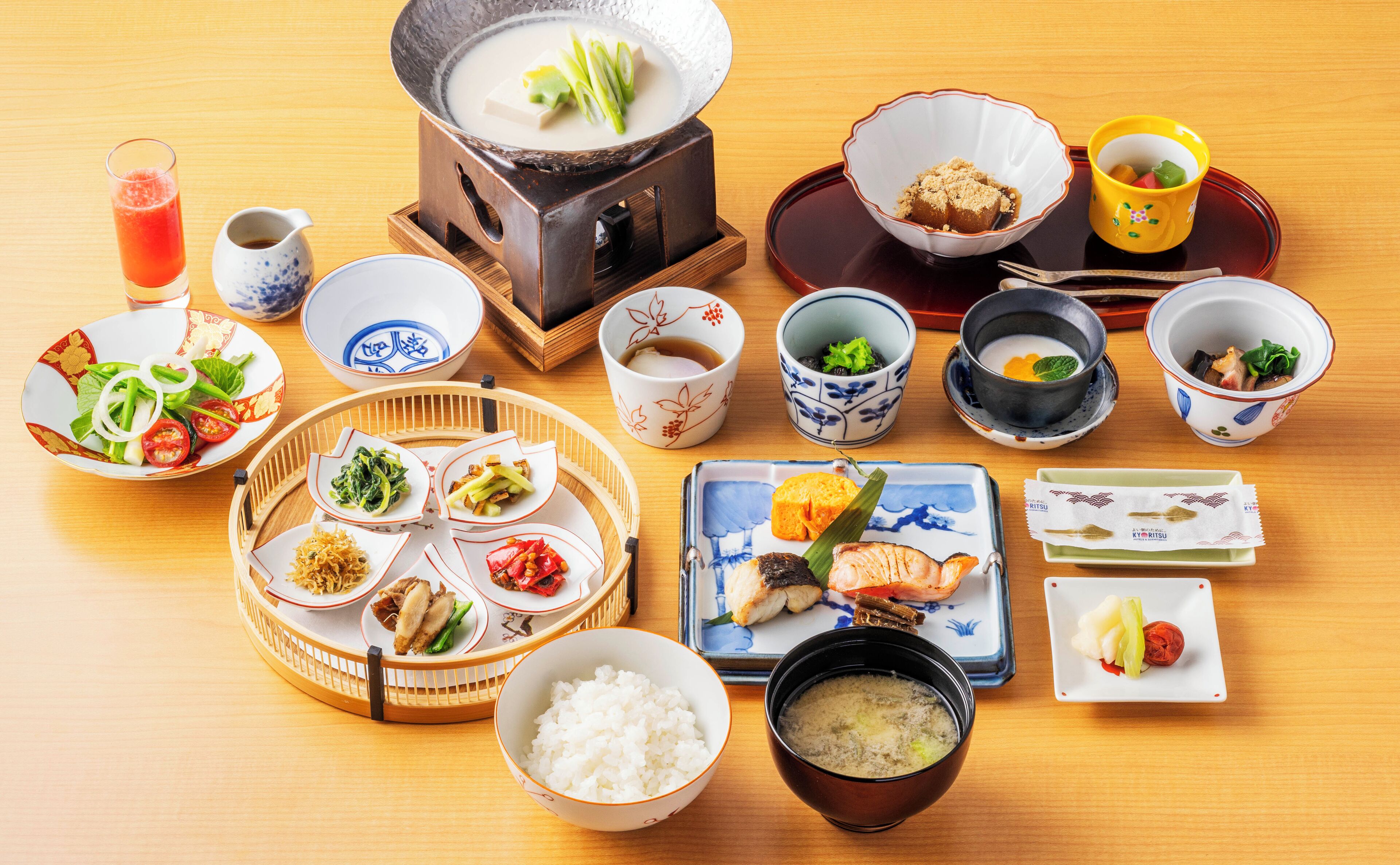 Un repas japonais traditionnel, composé de différents plats et servi avec divers ustensiles.