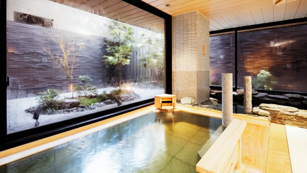 Ein modernes Interieur mit einem großen Fenster, einer Holzbank und einem kleinen Tisch.