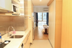 Basic-Doppelzimmer, Stadtblick | Eigene Kochnische | Kühlschrank, Mikrowelle, Herdplatte, Wasserkocher