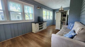 Een smart-tv, een open haard en boeken