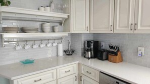 Een magnetron, een oven, een kookplaat, een vaatwasser