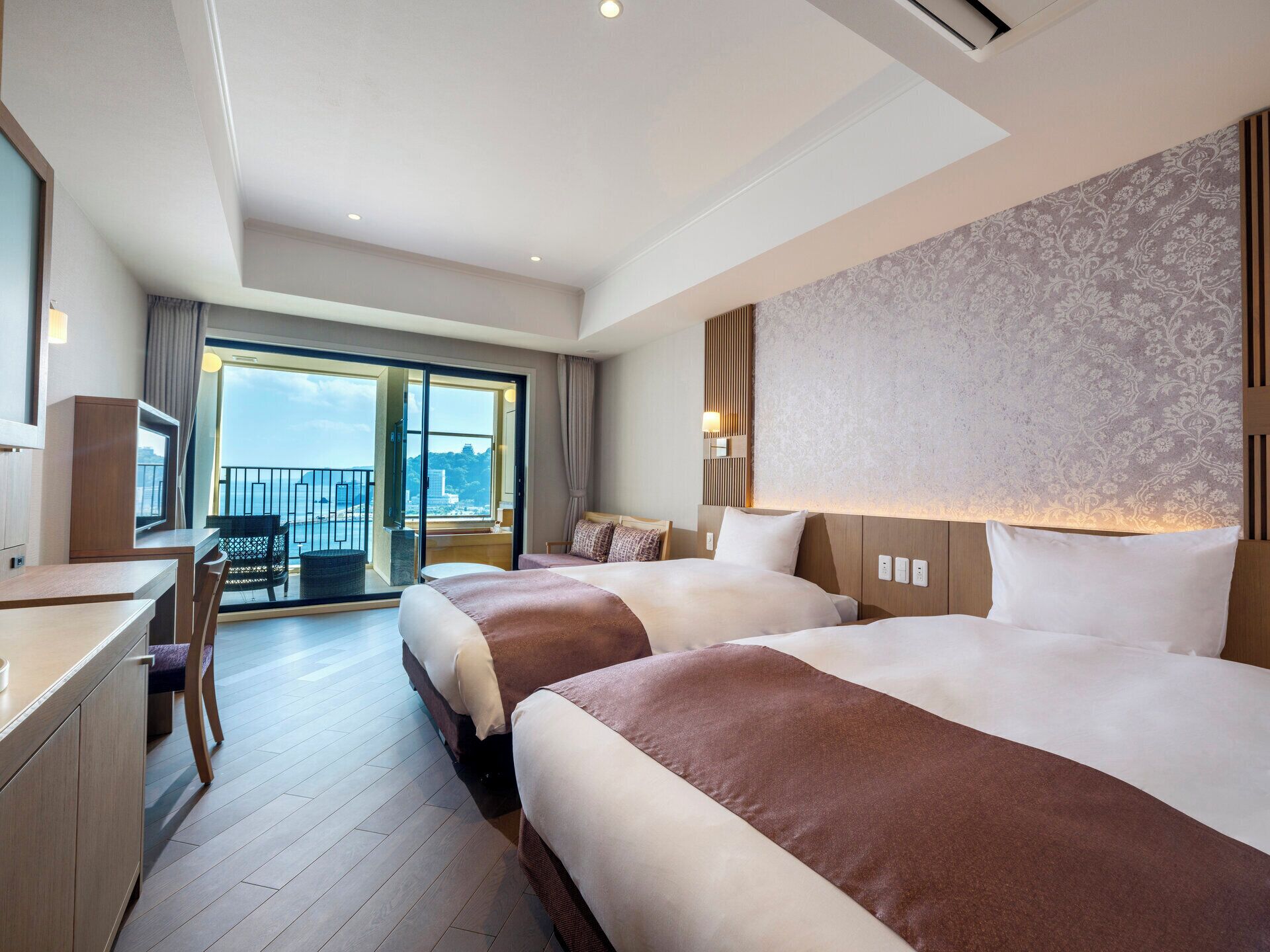 خزنة داخل الغرفة ومكتب وستائر تعتيم وتجهيزات عازلة للصوت