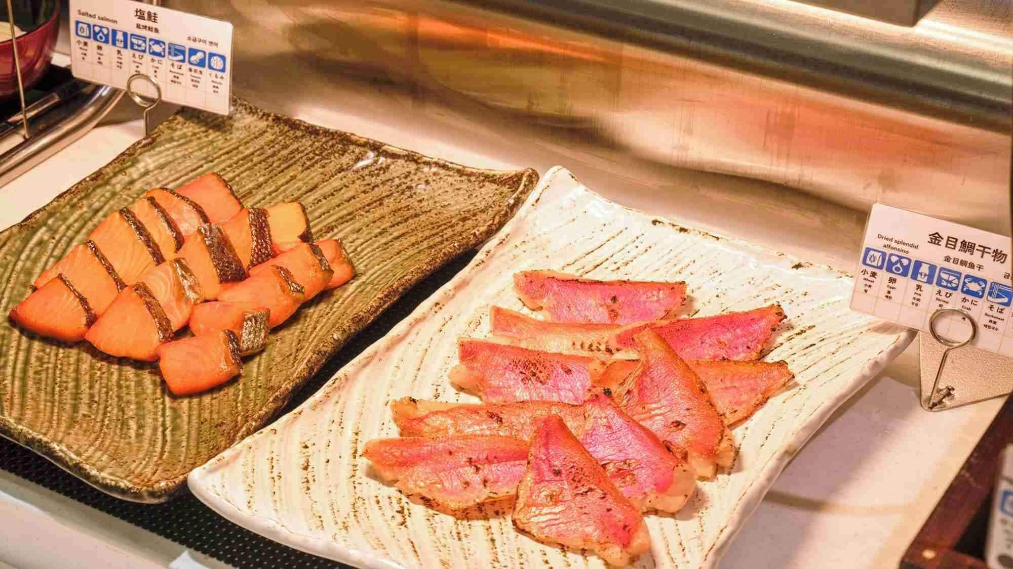 Presentación de filetes de salmón y bonito seco en un restaurante.