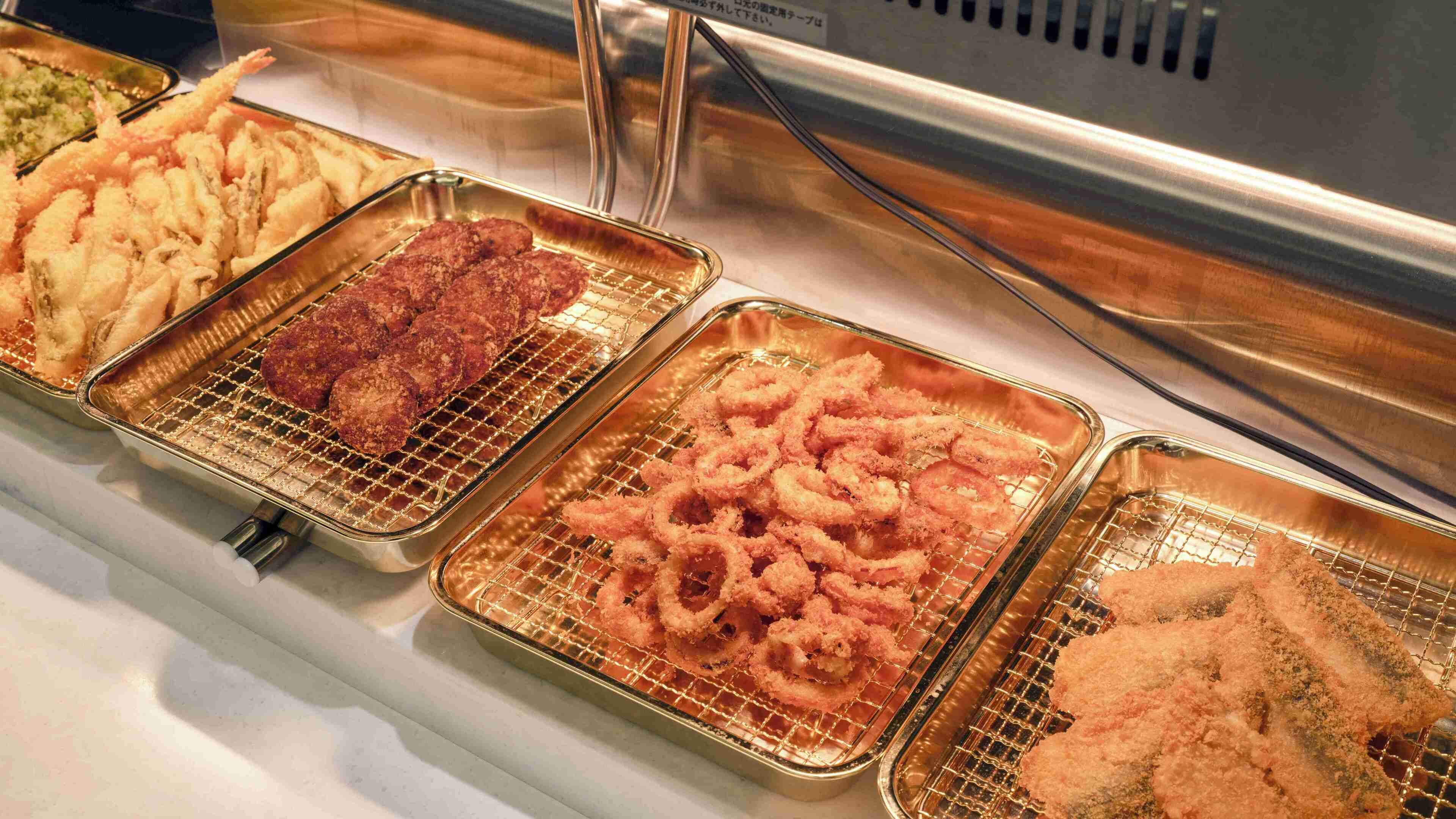 Ein Buffet mit verschiedenen gebratenen Meeresfrüchten.
