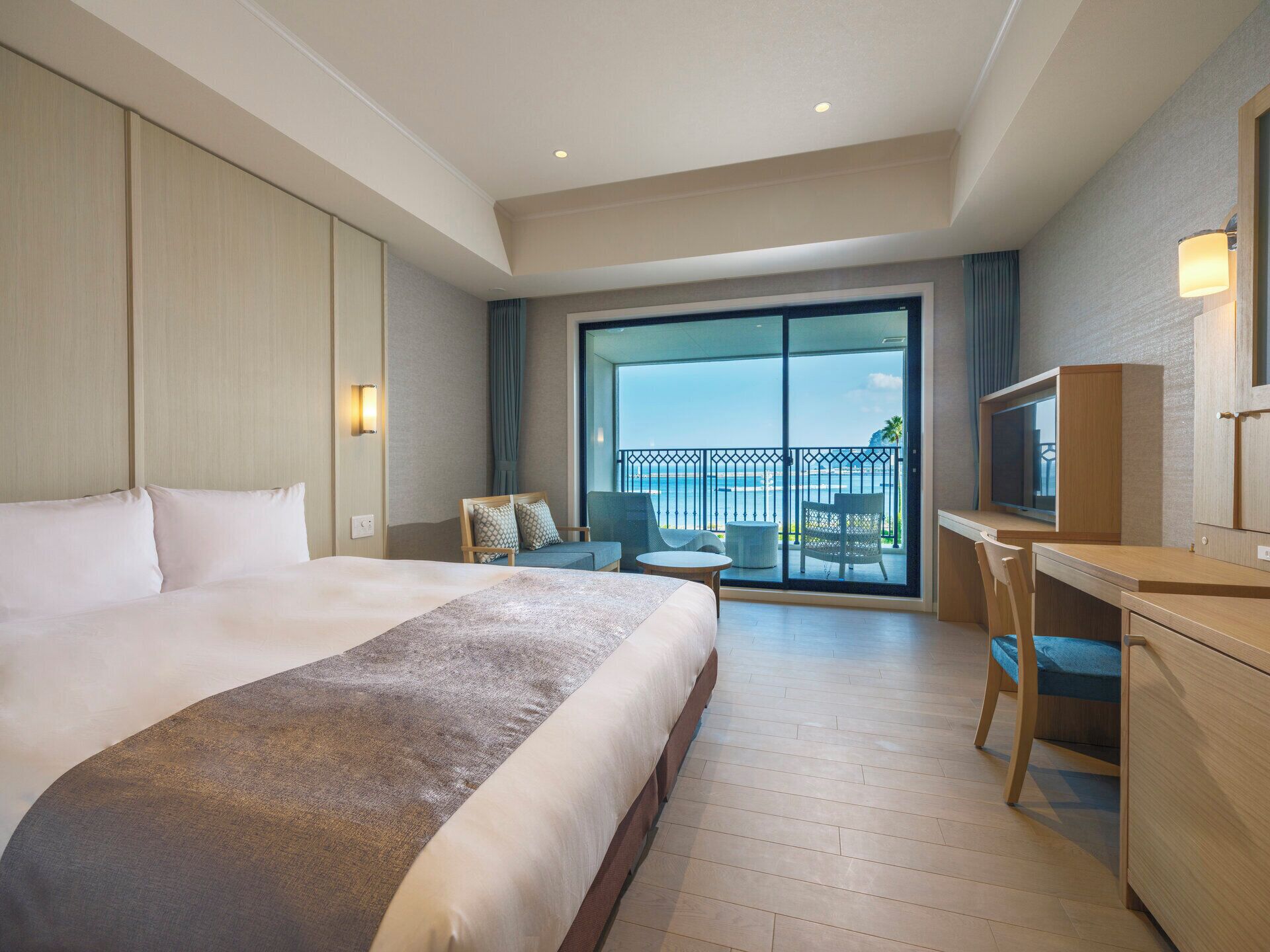 خزنة داخل الغرفة ومكتب وستائر تعتيم وتجهيزات عازلة للصوت