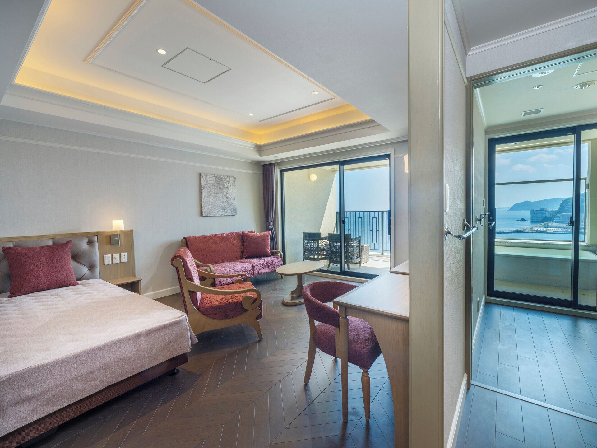 خزنة داخل الغرفة ومكتب وستائر تعتيم وتجهيزات عازلة للصوت