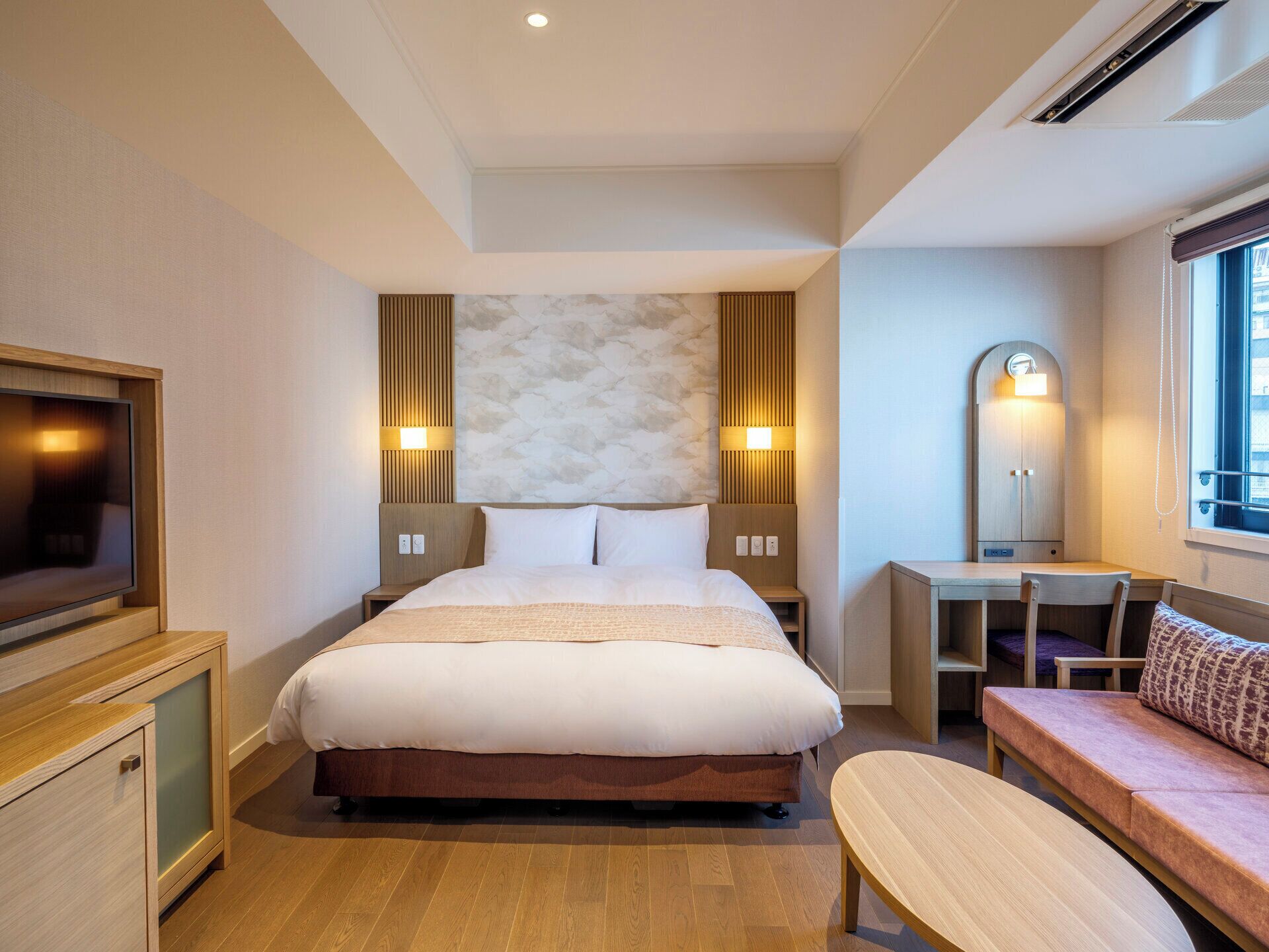 خزنة داخل الغرفة ومكتب وستائر تعتيم وتجهيزات عازلة للصوت