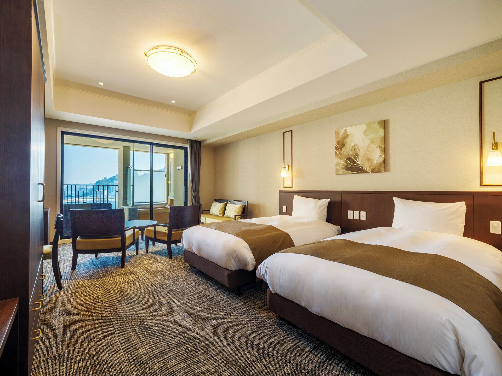 خزنة داخل الغرفة ومكتب وستائر تعتيم وتجهيزات عازلة للصوت