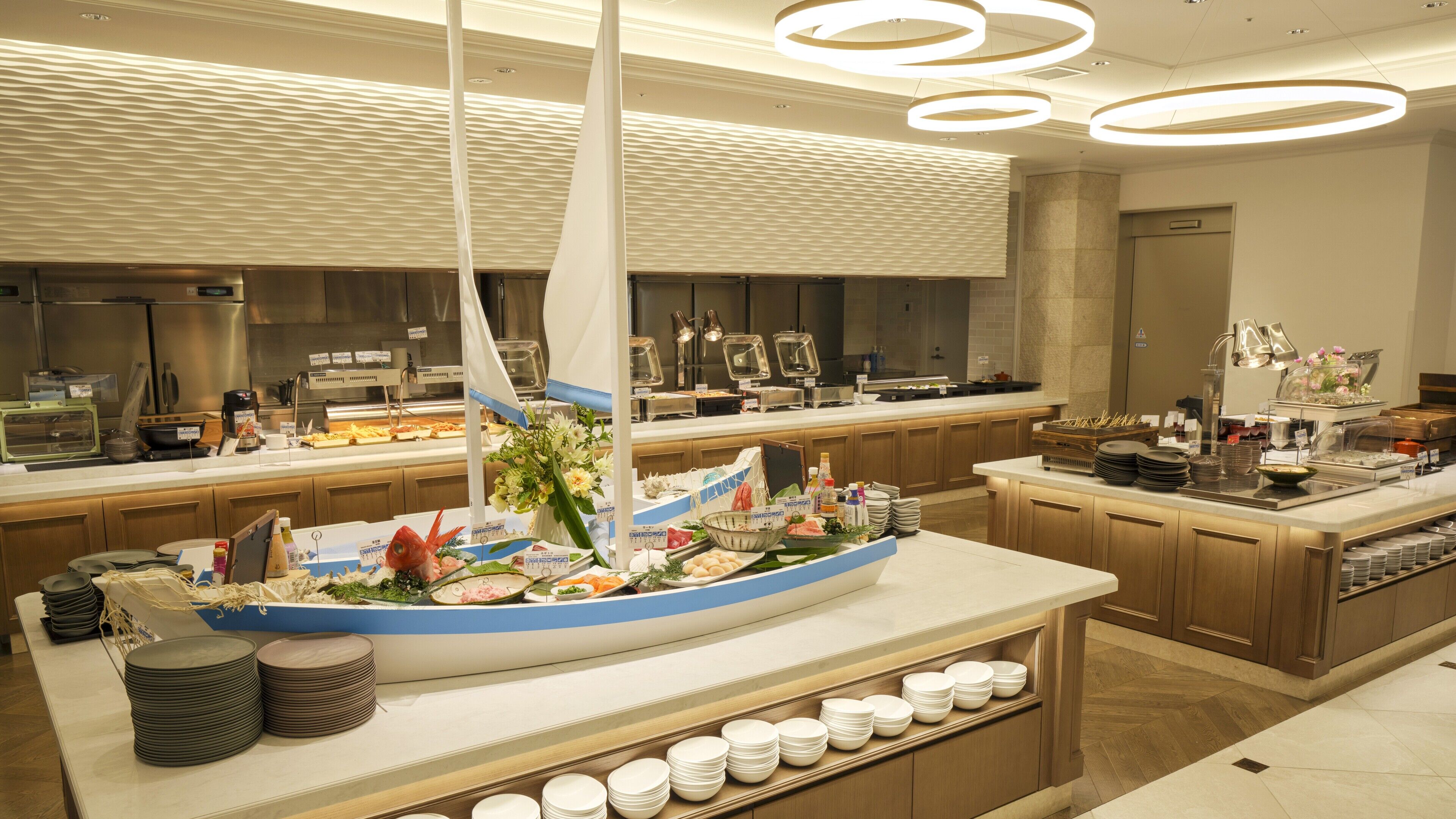 Mesa de buffet con diversos alimentos y una decoración central.