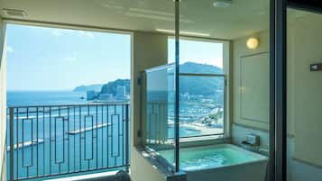 Twin kamer, niet-roken (w/ OpenAir Hot Spring Bath,East Tower) | Badkamer | Een haardroger, pantoffels, handdoeken, zeep