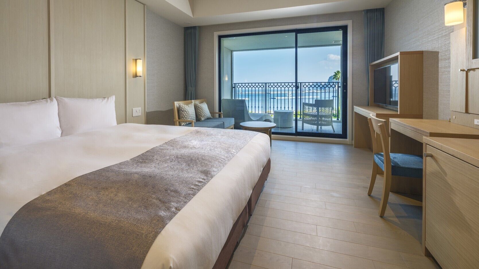 Peralatan tempat tidur premium, peti besi dalam bilik, meja 