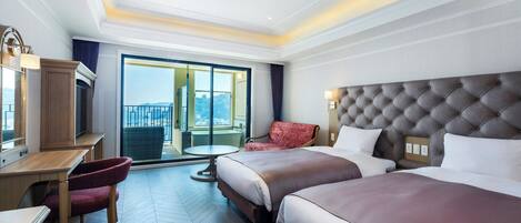 ห้องทวิน, ปลอดบุหรี่ (w/ OpenAir Hot Spring Bath,East Tower) | เครื่องนอนระดับพรีเมียม, ตู้นิรภัยในห้องพัก, โต๊ะทำงาน, ผ้าม่านกันแสง