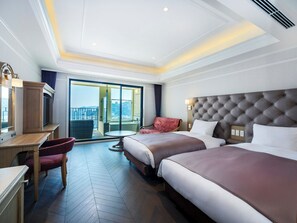 خزنة داخل الغرفة ومكتب وستائر تعتيم وتجهيزات عازلة للصوت