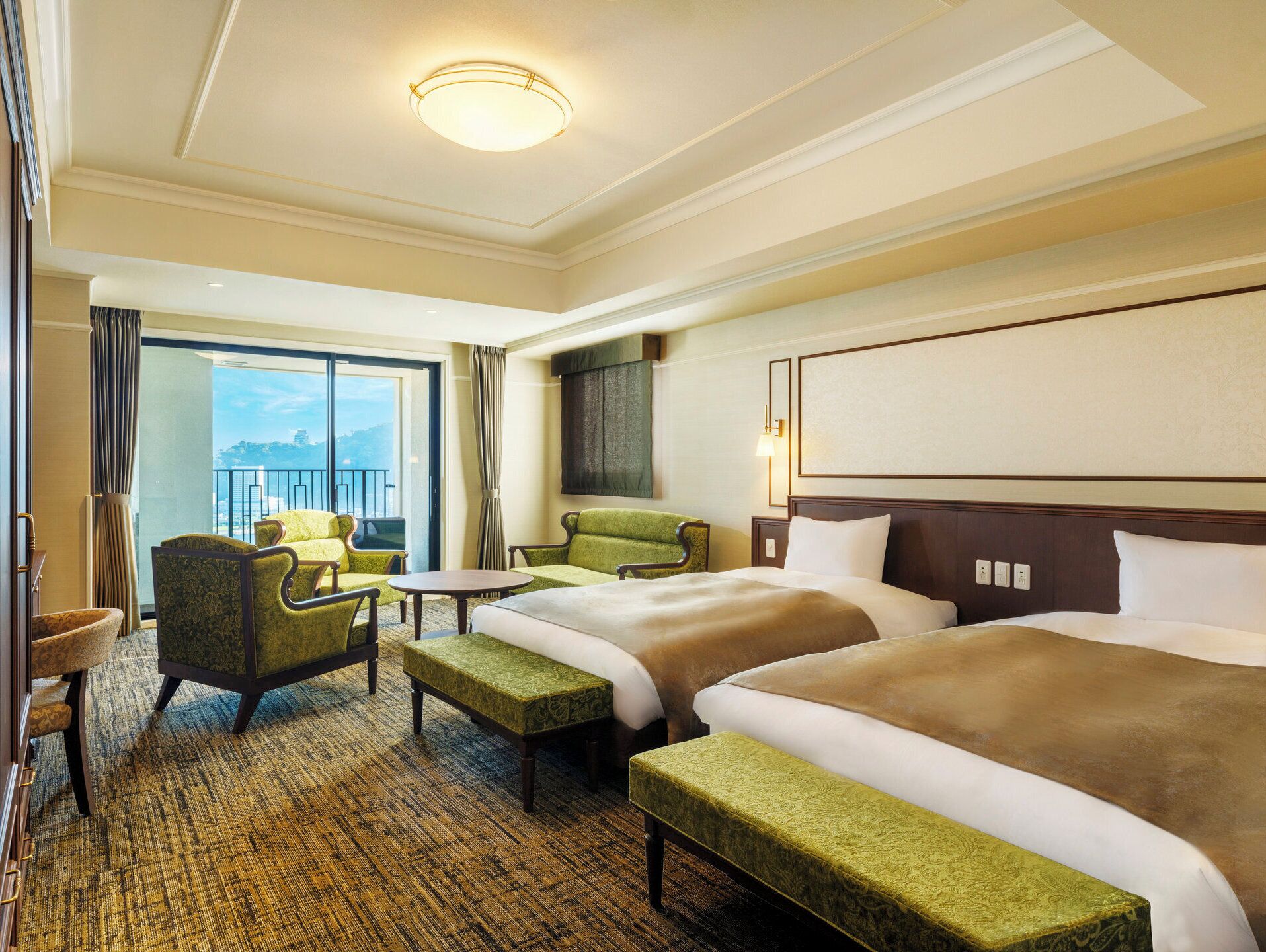 خزنة داخل الغرفة ومكتب وستائر تعتيم وتجهيزات عازلة للصوت