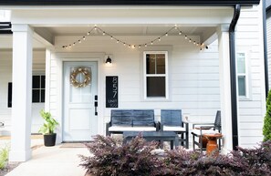 Terrace/patio - Mulberry on Athens - 4 Bedroom curated stay in Raleigh/Cary (Raleigh)