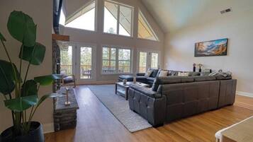 TV connectée, cheminée, baby-foot, table de tennis de table