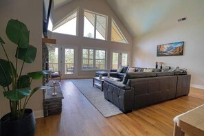 Smart TV, fireplace, foosball, table tennis - Luxury Mountain Lodge/ Pickleball court/ Game room/ Jacuzzi tub/ Sleep 16+ (Ellijay)