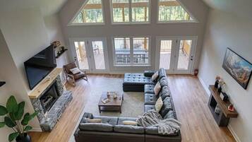 Smart-tv, een open haard, tafelvoetbal en een tafeltennistafel